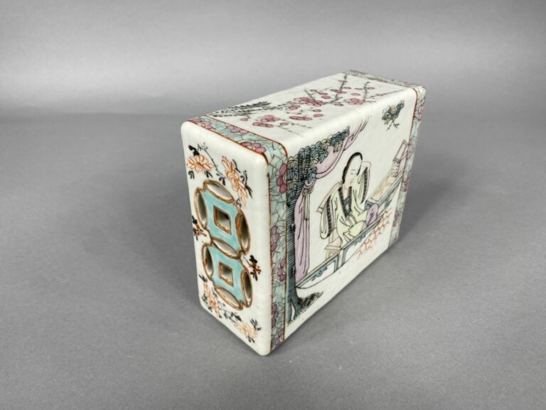 Chine - Coussin en porcelaine émaillée dans le goût de la Famille Rose à décor…