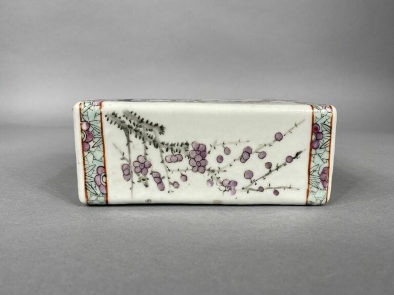 Chine - Coussin en porcelaine émaillée dans le goût de la Famille Rose à décor…