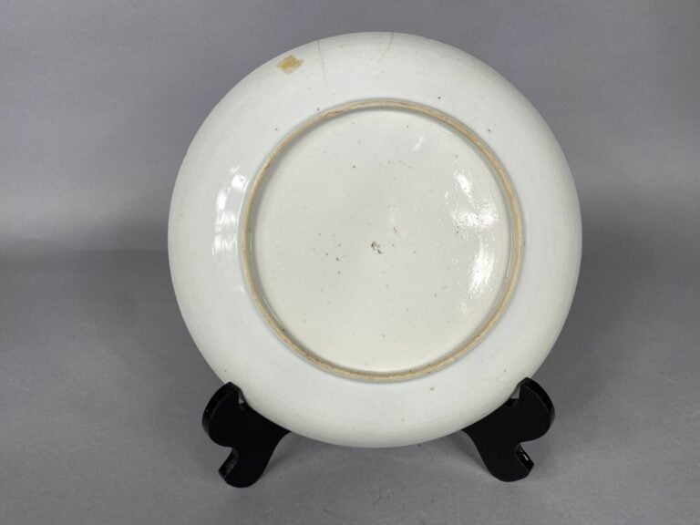 Chine - Plat en porcelaine à décor bleu blanc de deux jeunes filles dans un pay…
