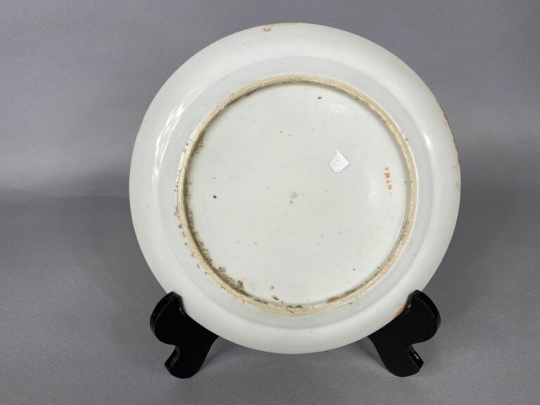 Chine, Canton - Assiette en céramique émaillée polychrome dans le goût de la "F…