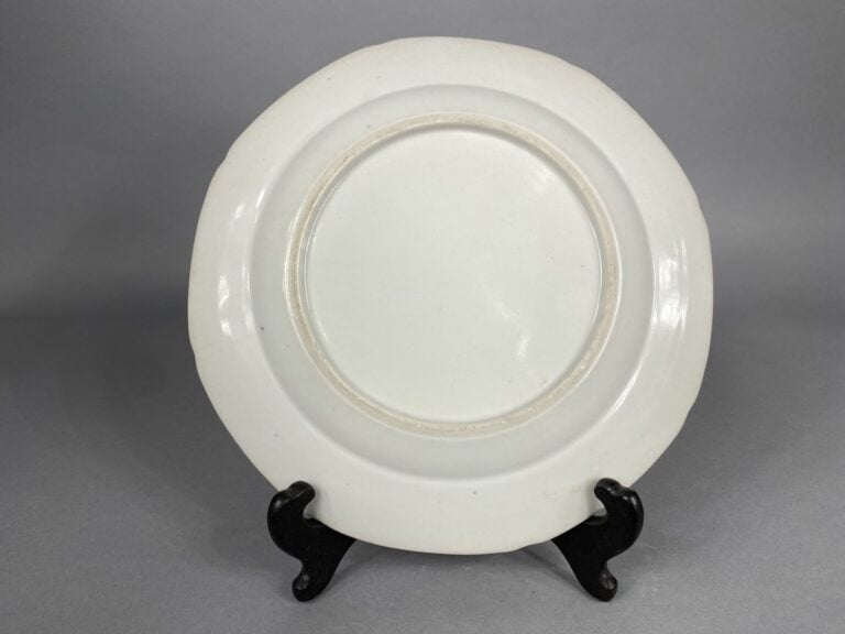 Chine - Assiette polylobée en porcelaine à décor bleu blanc de pagodes parmi pa…
