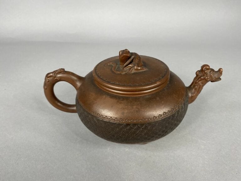 Chine, Yixing - Théière tripode en terre cuite de Yixing à décor de motifs grec…