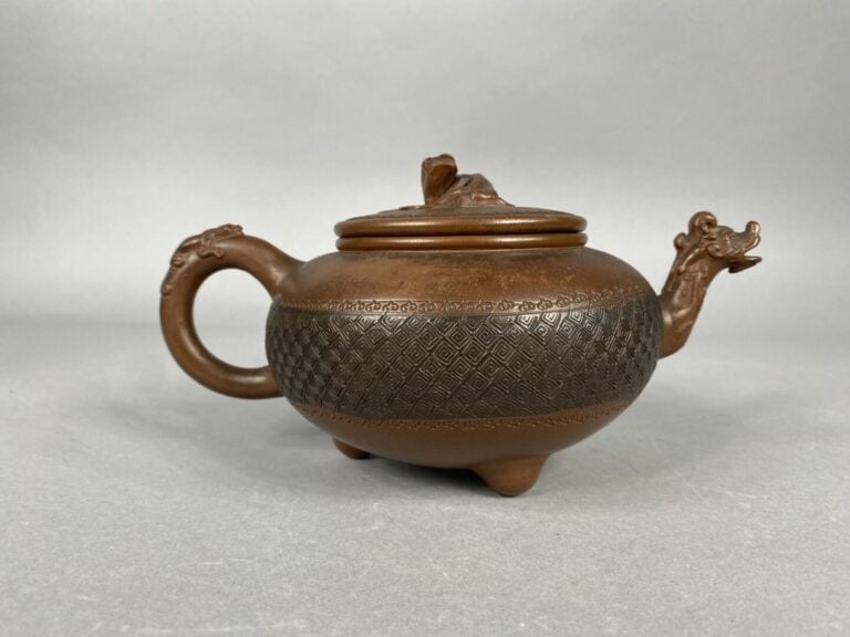 Chine, Yixing - Théière tripode en terre cuite de Yixing à décor de motifs grec…