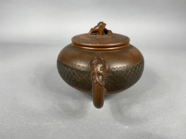 Chine, Yixing - Théière tripode en terre cuite de Yixing à décor de motifs grec…