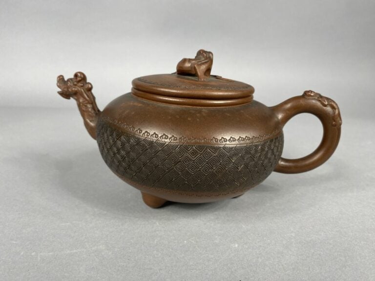 Chine, Yixing - Théière tripode en terre cuite de Yixing à décor de motifs grec…