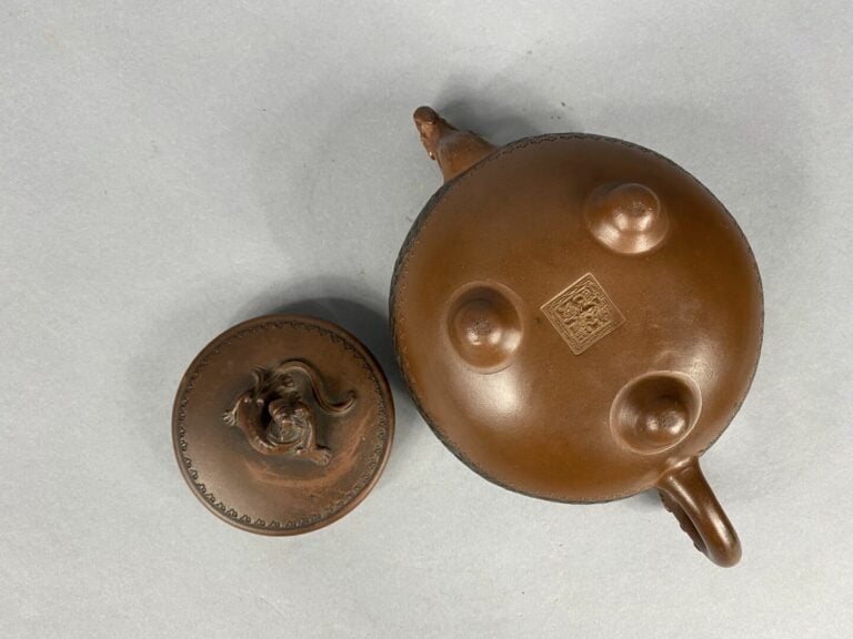 Chine, Yixing - Théière tripode en terre cuite de Yixing à décor de motifs grec…