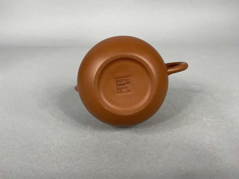 Chine, Yixing - Théière tripode en terre cuite de Yixing à décor de motifs grec…