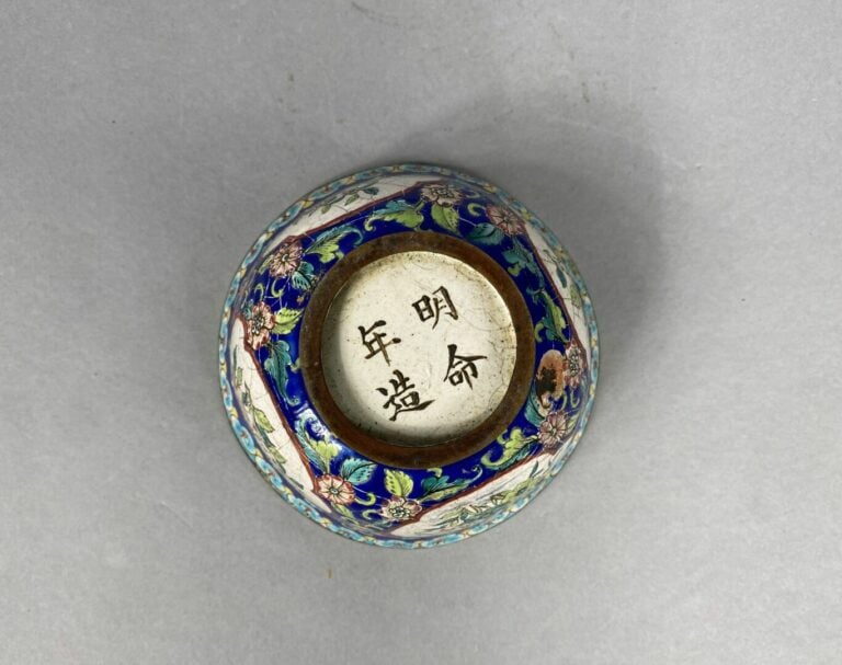 Chine, Canton - Bol en émaux sur cuivre à décor de branchages fleuris en réserv…