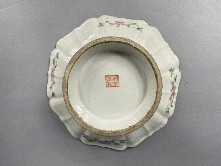 Chine - Coupe sur pied polylobée en porcelaine émaillée à décor polychrome de r…