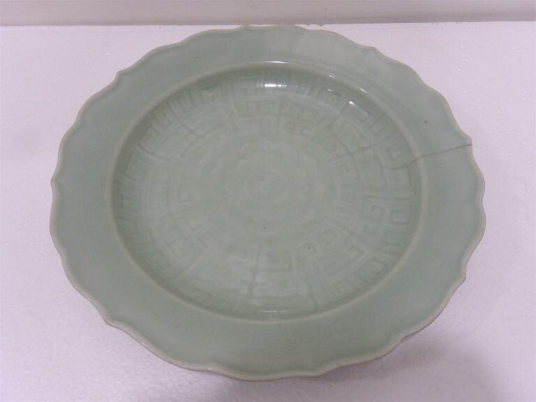 PLAT FESTONNE EN GRES PORCELAINEUX A COUVERTE CELADON - Chine, Epoque XXe siècl…