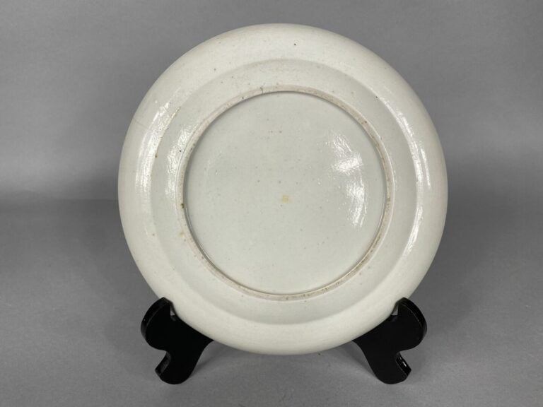 Chine, Canton - Assiette en céramique en émaux polychromes à décor d'oiseaux br…