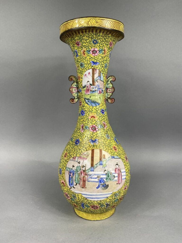 Chine, Canton, fin du XIXe siècle - Grand vase balustre en cuivre émaillé à déc…