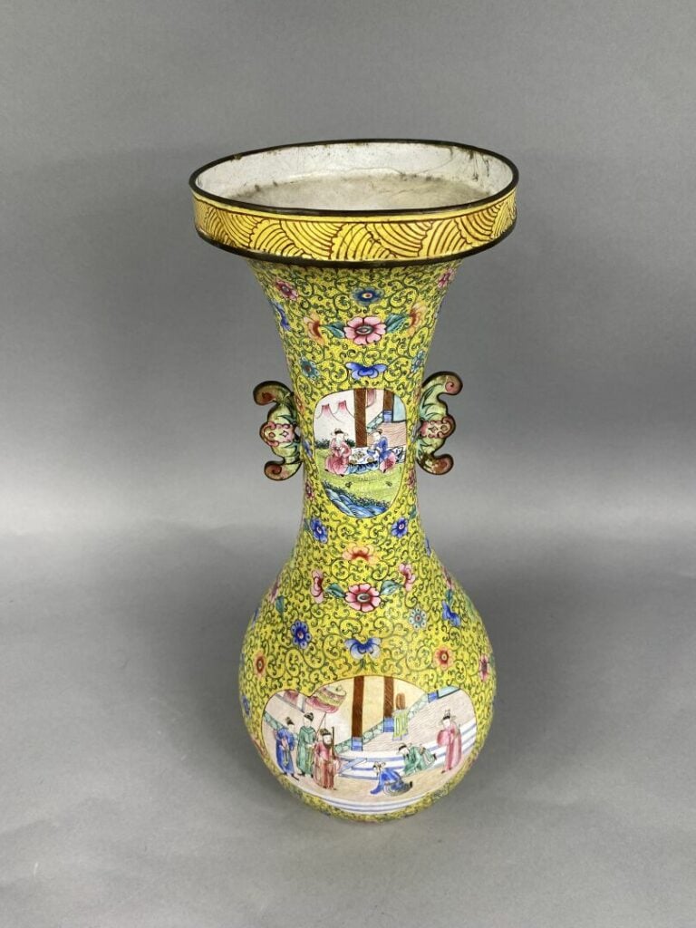 Chine, Canton, fin du XIXe siècle - Grand vase balustre en cuivre émaillé à déc…