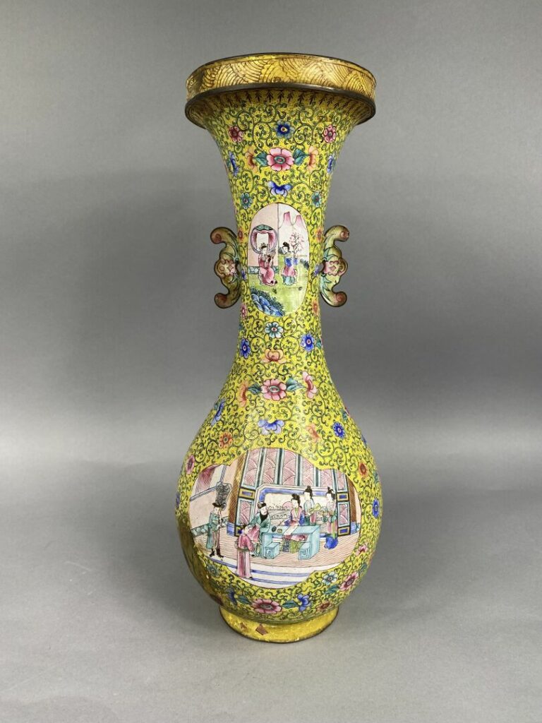 Chine, Canton, fin du XIXe siècle - Grand vase balustre en cuivre émaillé à déc…