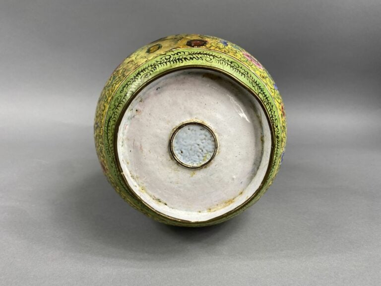 Chine, Canton, fin du XIXe siècle - Grand vase balustre en cuivre émaillé à déc…