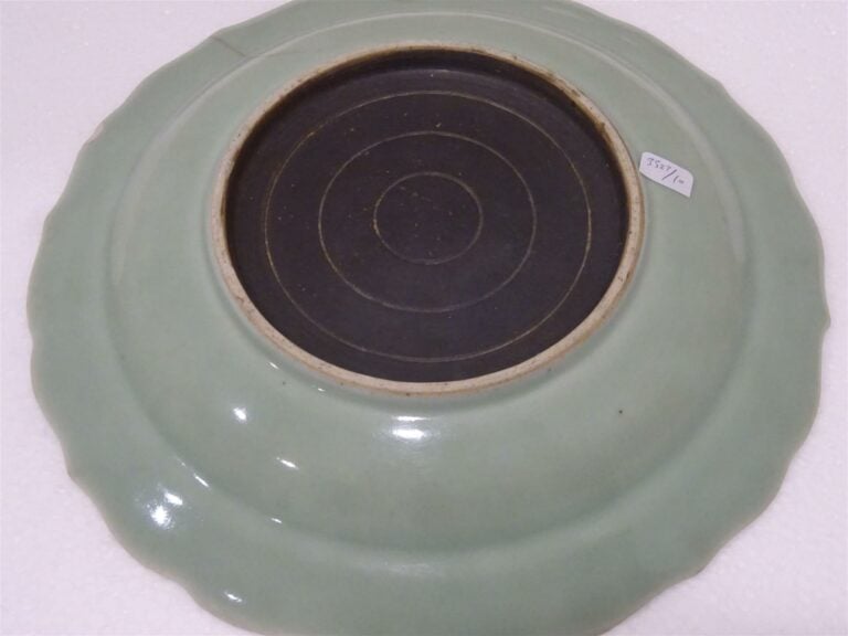PLAT FESTONNE EN GRES PORCELAINEUX A COUVERTE CELADON - Chine, Epoque XXe siècl…