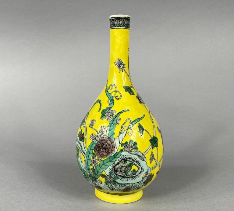 Chine - Vase pirifome en céramique émaillée dans le goût de la "Famille Verte"…