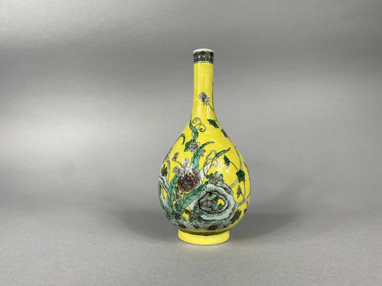 Chine - Vase pirifome en céramique émaillée dans le goût de la "Famille Verte"…