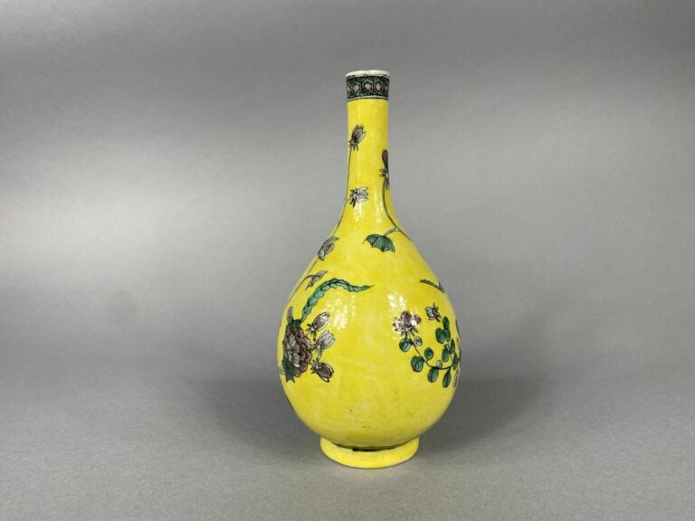 Chine - Vase pirifome en céramique émaillée dans le goût de la "Famille Verte"…