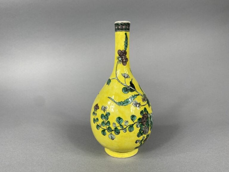Chine - Vase pirifome en céramique émaillée dans le goût de la "Famille Verte"…