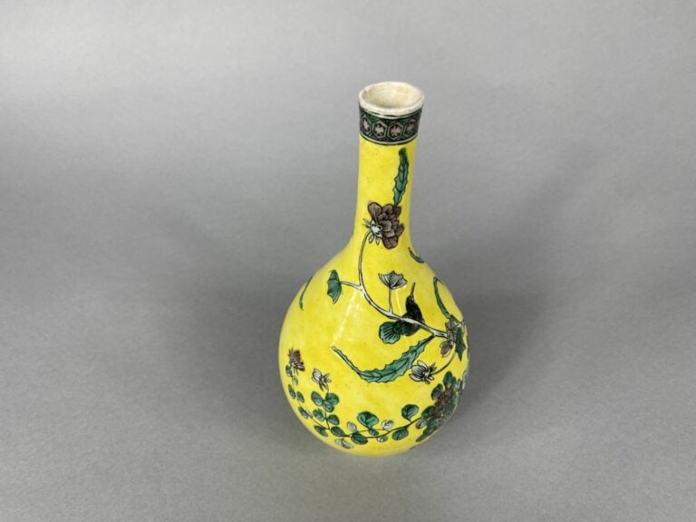 Chine - Vase pirifome en céramique émaillée dans le goût de la "Famille Verte"…