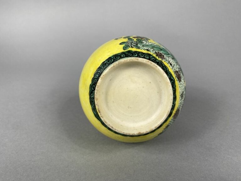 Chine - Vase pirifome en céramique émaillée dans le goût de la "Famille Verte"…