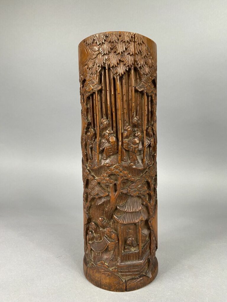 Chine - Suite de deux grands pots à bitong en bambou sculpté à décor de sages d…