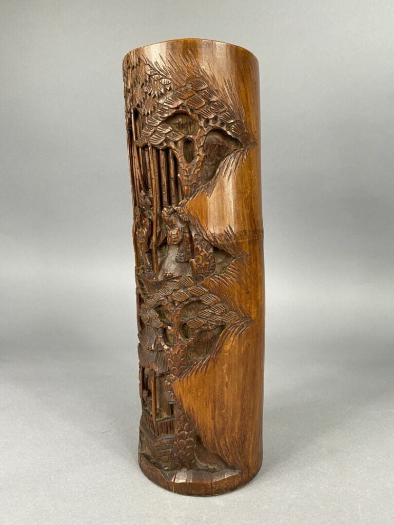 Chine - Suite de deux grands pots à bitong en bambou sculpté à décor de sages d…