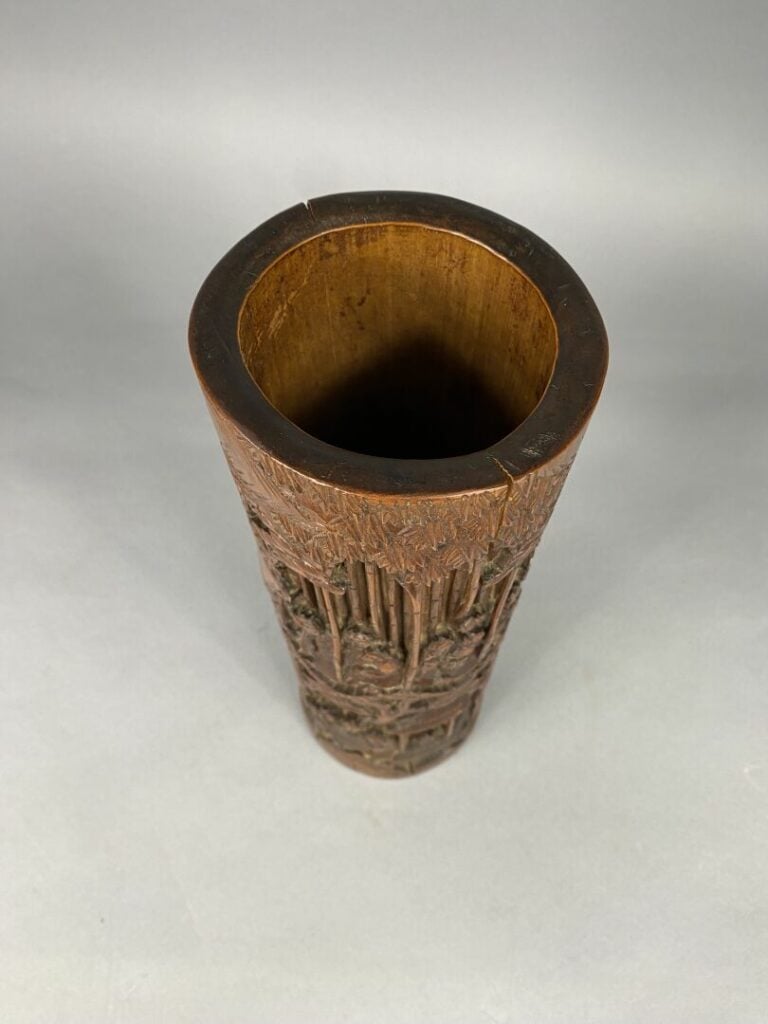 Chine - Suite de deux grands pots à bitong en bambou sculpté à décor de sages d…