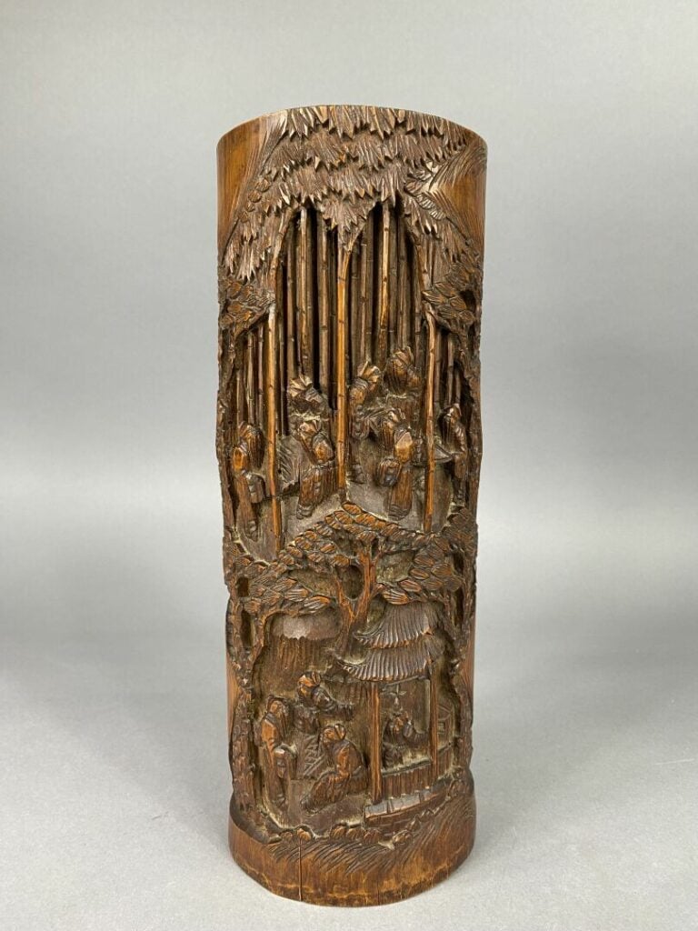 Chine - Suite de deux grands pots à bitong en bambou sculpté à décor de sages d…