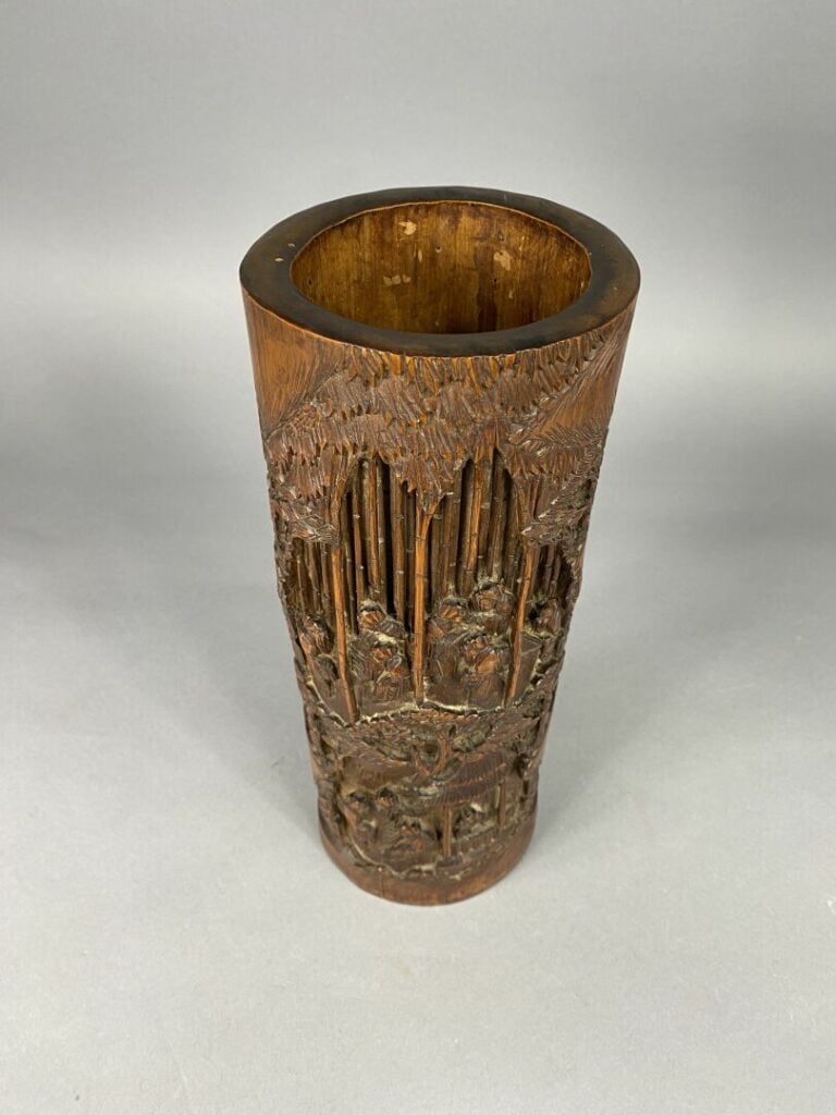 Chine - Suite de deux grands pots à bitong en bambou sculpté à décor de sages d…