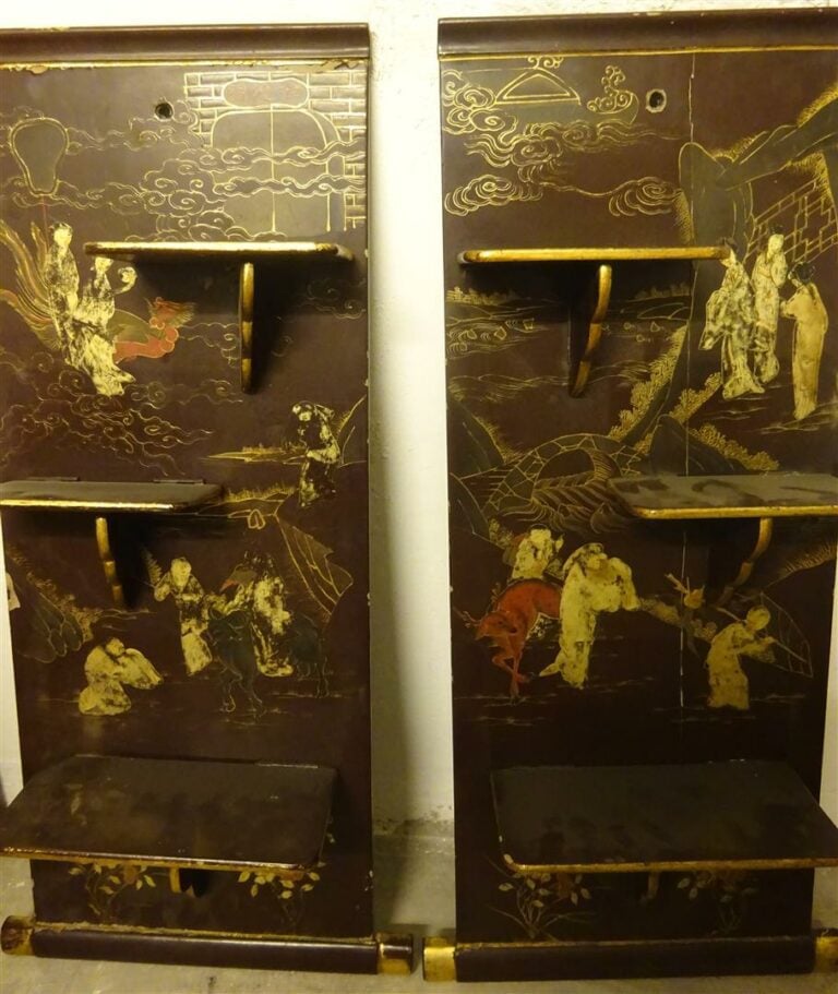 PAIRE D'ETAGERES D'APPLIQUES EN BOIS LAQUE - Chine, Epoque début du XXe siècle…