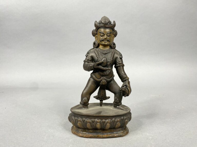 Chine ou Tibet - Sculpture en bronze probablement Vajrapani, représenté debout…
