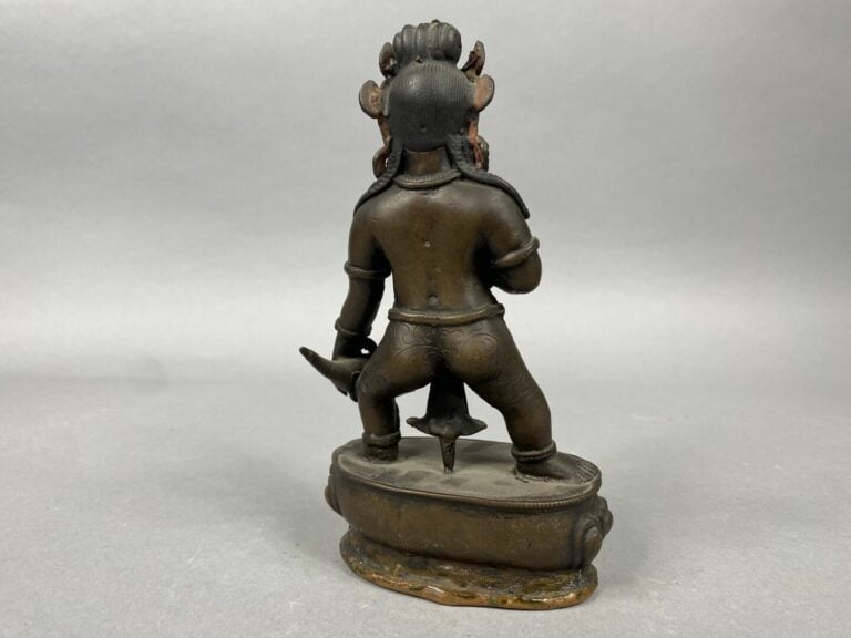 Chine ou Tibet - Sculpture en bronze probablement Vajrapani, représenté debout…