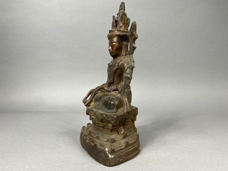 CHINE - STYLE MING - Statuette de Guanyin en bronze doré, assise tenant une ima…