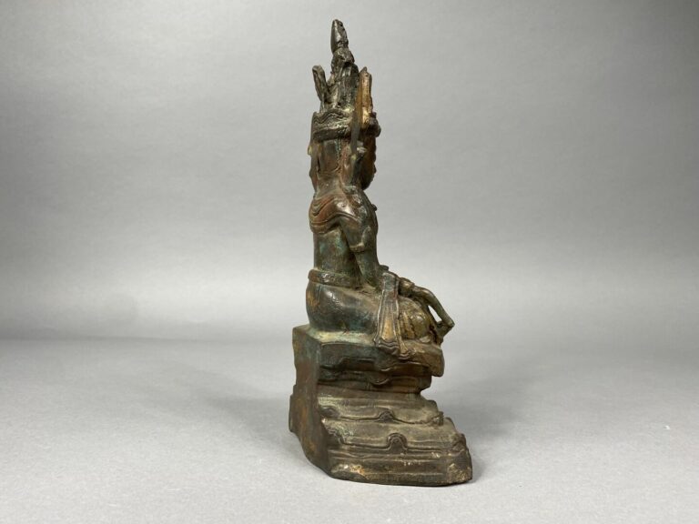 CHINE - STYLE MING - Statuette de Guanyin en bronze doré, assise tenant une ima…