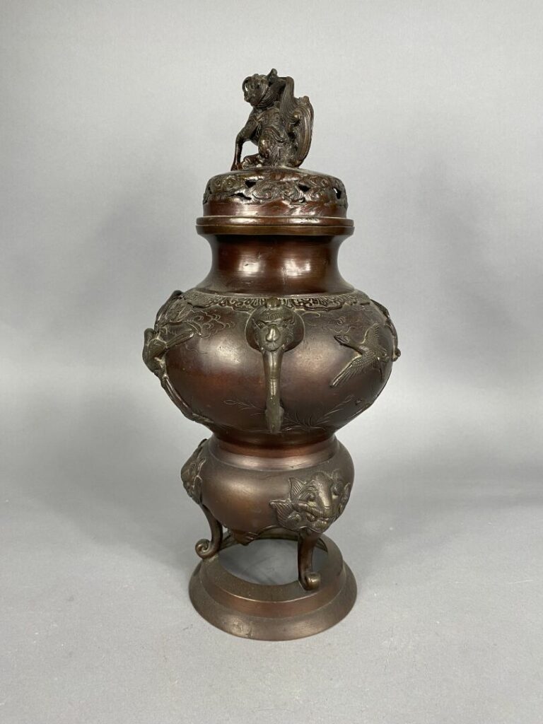 Chine - Brûle-parfum en bronze quadripode à patine brune reposant sur une base…