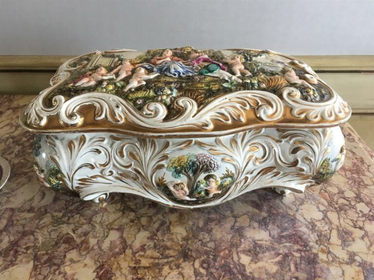 Boite à bijoux en porcelaine de Capodimonte à décor polychrome et or d'une scèn…