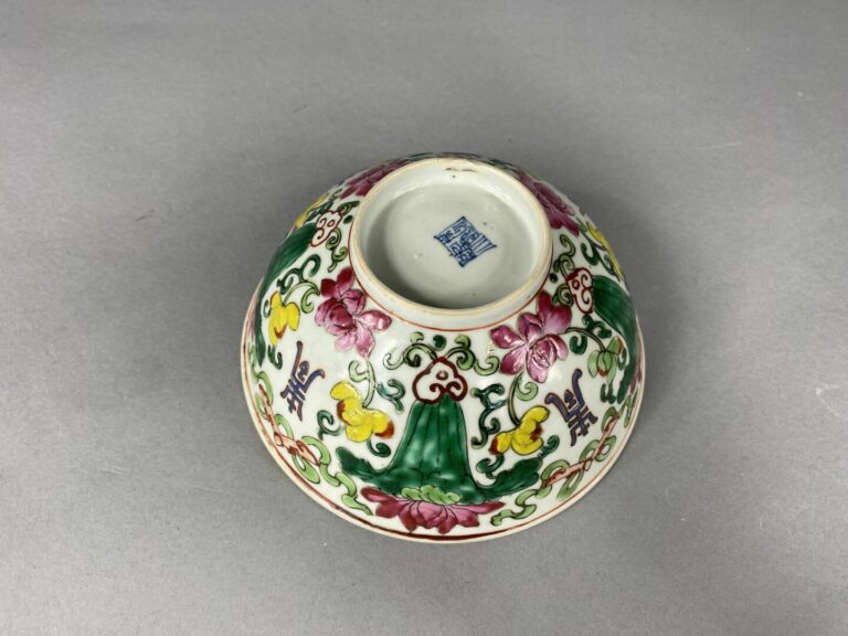 Chine - Ensemble de trois porcelaines émaillées comprenant un bol à décor de fl…