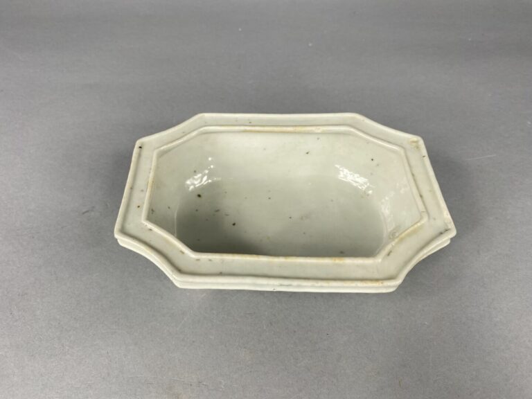 Chine - Ensemble de trois porcelaines émaillées comprenant un bol à décor de fl…