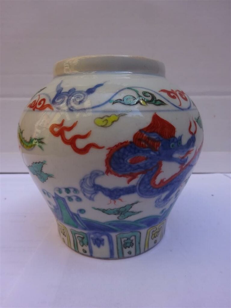 PETITE JARRE AUX DRAGONS, GUAN - Chine, Epoque XXe siècle - A décor émaillé pol…