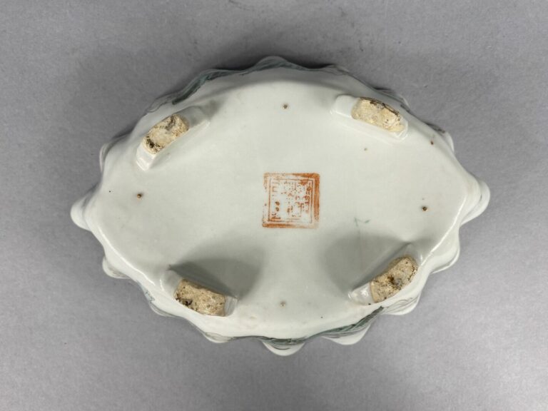 Chine - Coupelle polylobée quadripode en porcelaine émaillée dans le goût de la…