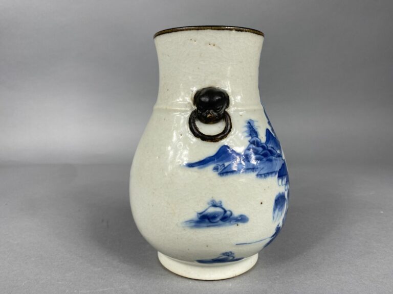 Chine - Petit vase balustre en porcelaine émaillée craquelée bleu blanc à décor…