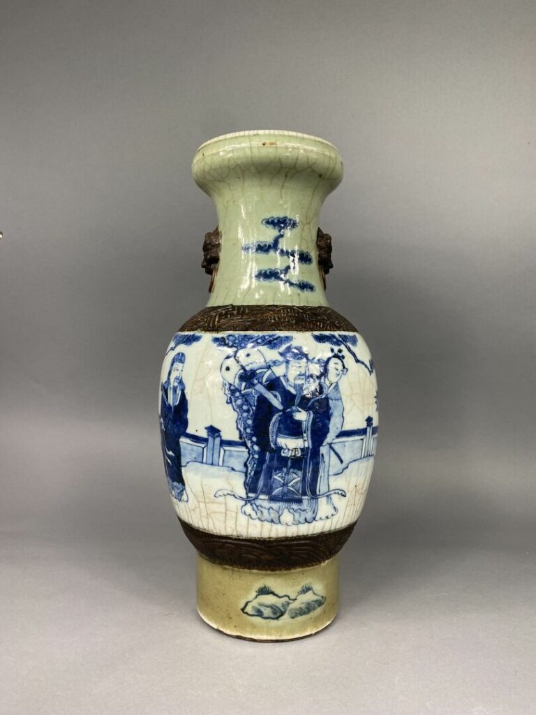 Chine, Nankin - Vase balustre en céramique craquelée céladon à décor bleu blanc…