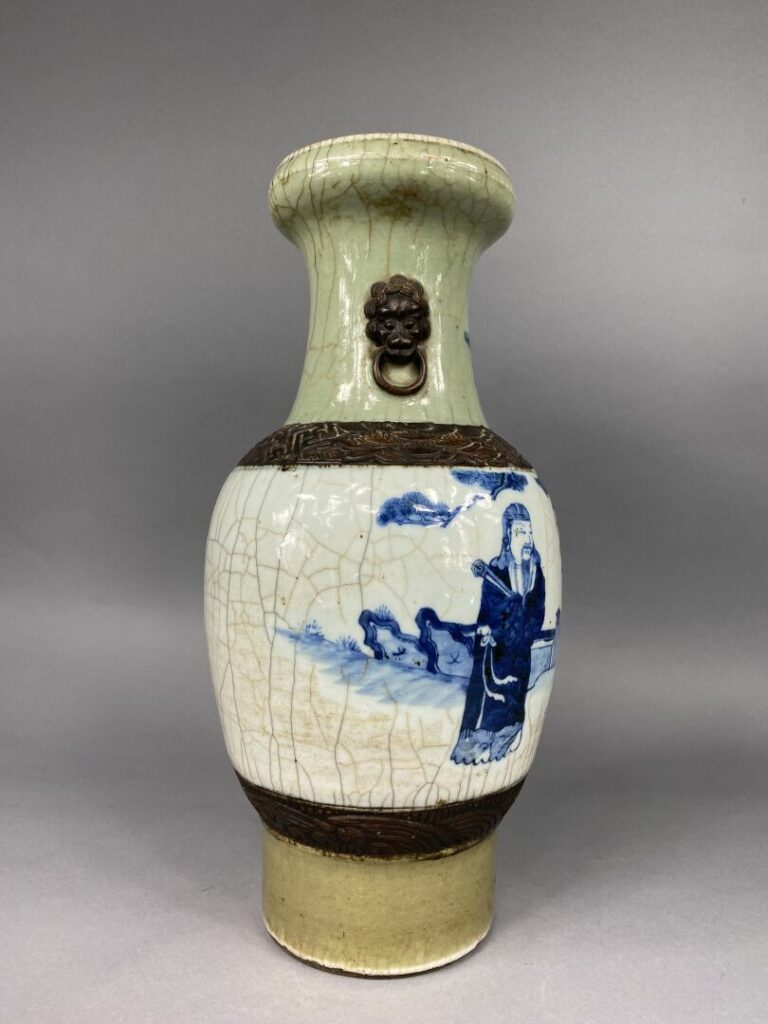 Chine, Nankin - Vase balustre en céramique craquelée céladon à décor bleu blanc…