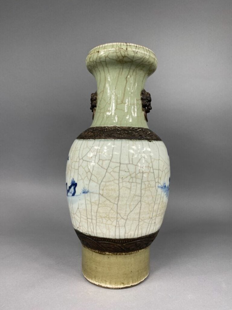 Chine, Nankin - Vase balustre en céramique craquelée céladon à décor bleu blanc…