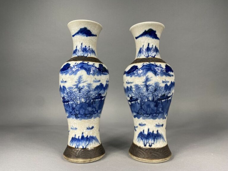 Chine - Suite de deux petits vases balustres en porcelaine craquelée à décor bl…