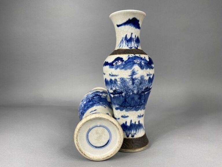 Chine - Suite de deux petits vases balustres en porcelaine craquelée à décor bl…