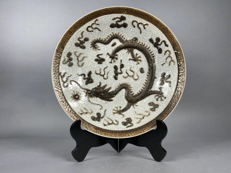 Chine, Nankin - Important plat en céramique craquelée de Nankin à décor émaillé…