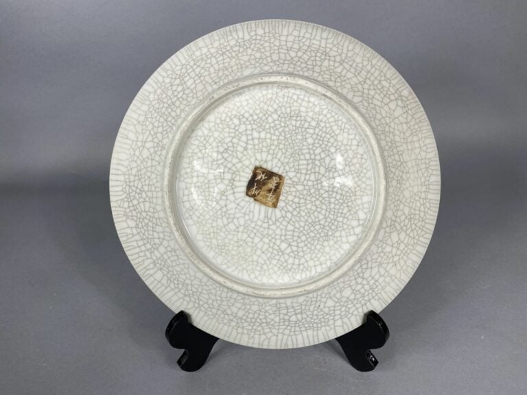 Chine, Nankin - Important plat en céramique craquelée de Nankin à décor émaillé…